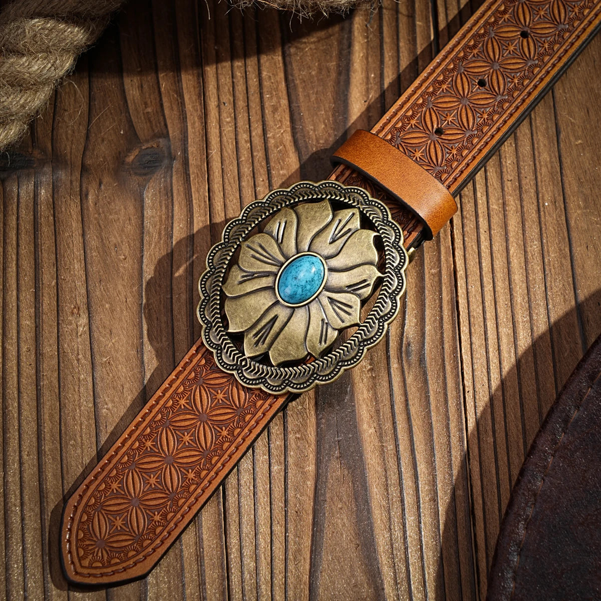 A casual, individual and retro belt, Western-style clothing accessory, metal buckle, PU belt, suitable for both men and women