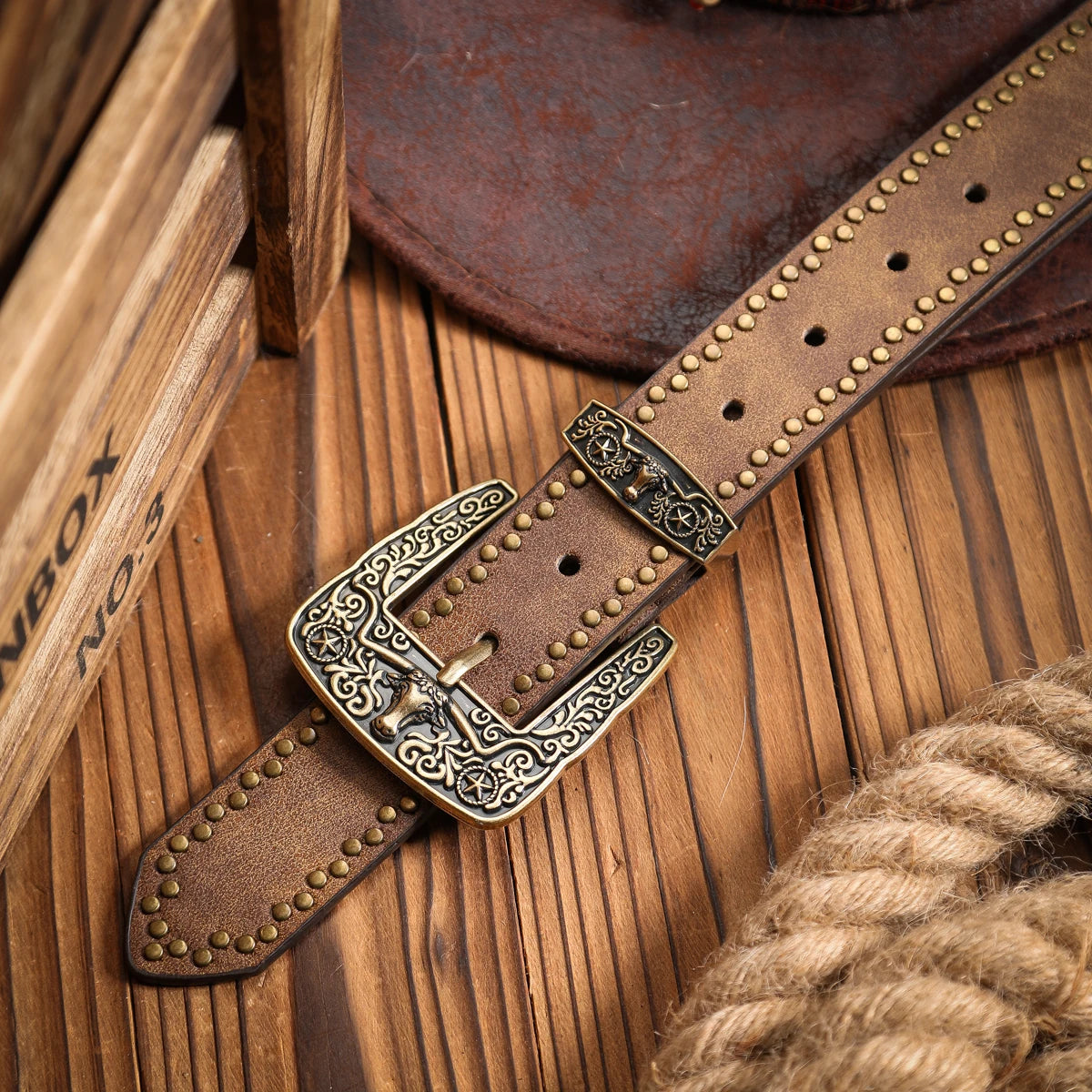 A Western-style PU leather belt for both men and women, a classic and casual retro belt