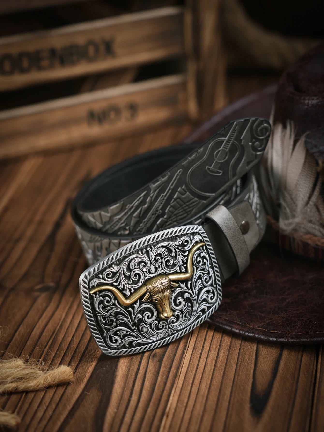 A men's and women's casual retro belt Western style! PU leather belt with metal buckle, suitable for daily work wear