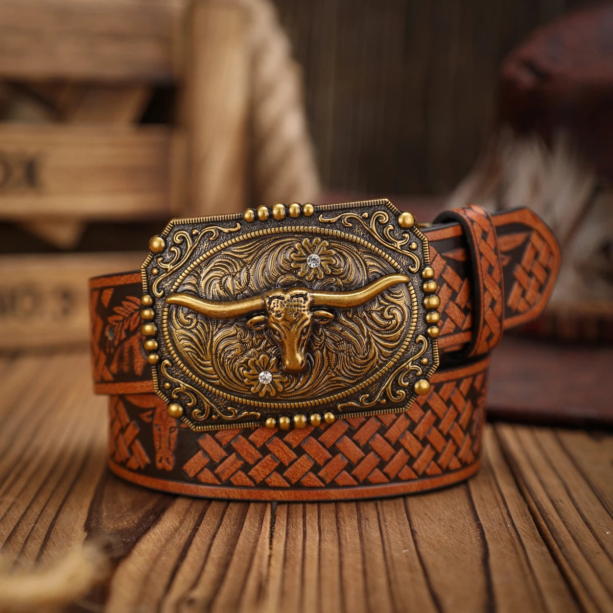 A Western-style PU leather belt for both men and women, a classic and casual retro belt