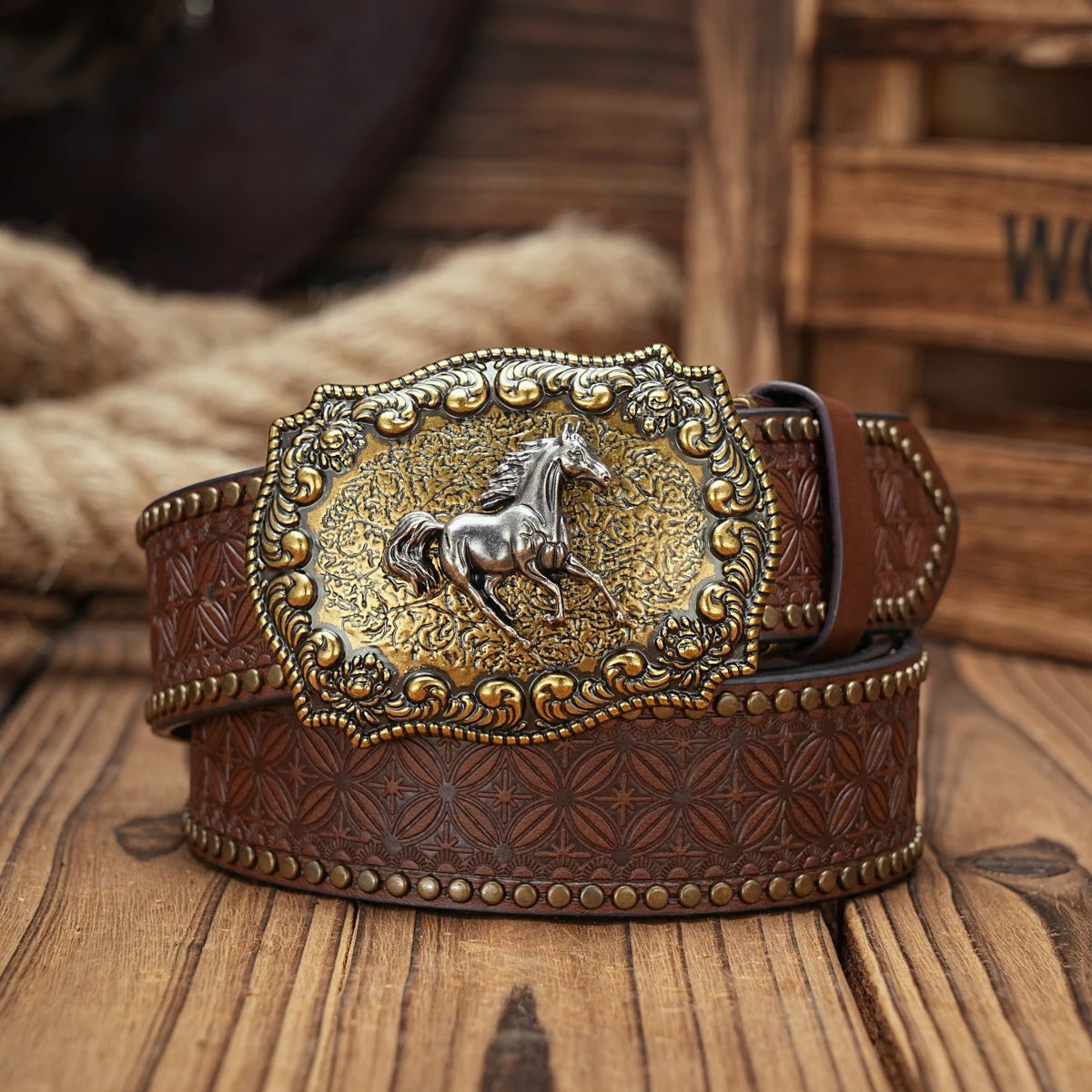 A men's and women's casual retro belt Western style! PU leather belt with metal buckle suitable for daily work wear