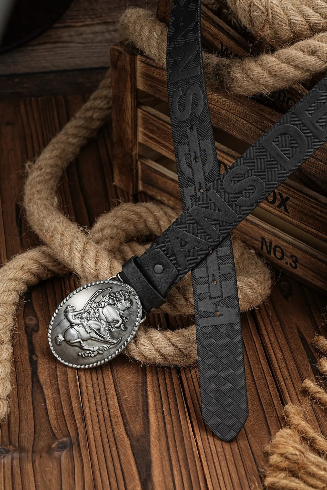 A men's and women's casual retro belt Western style! PU leather belt with metal buckle, suitable for daily work wear