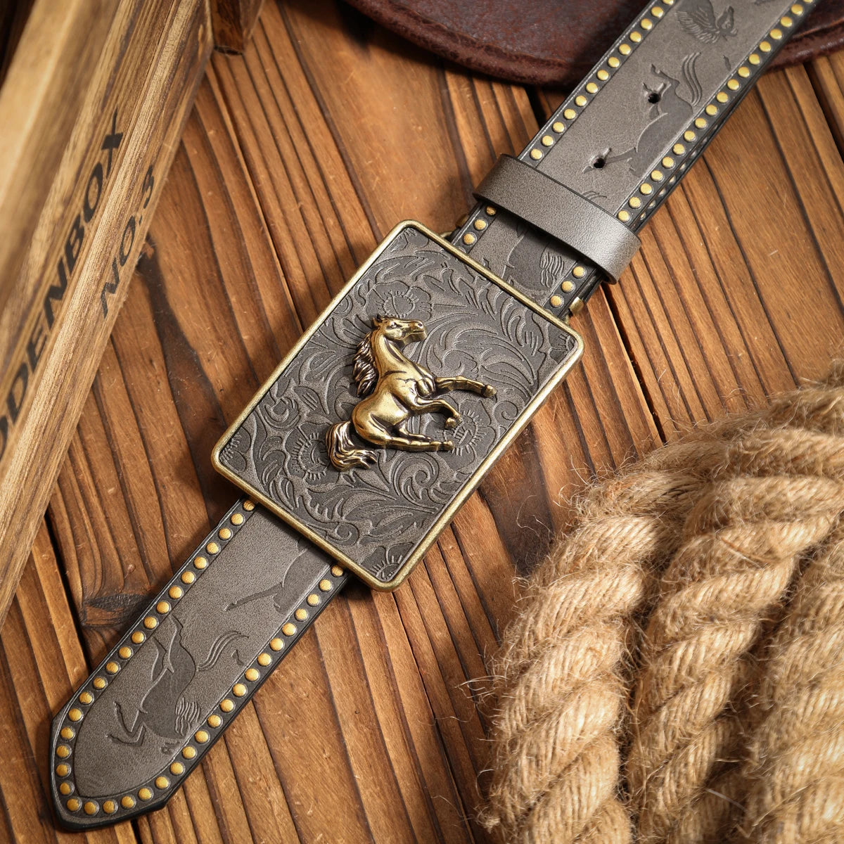 A casual, individual and retro belt, a Western-style clothing accessory, metal buckle, PU belt, suitable for both men and women