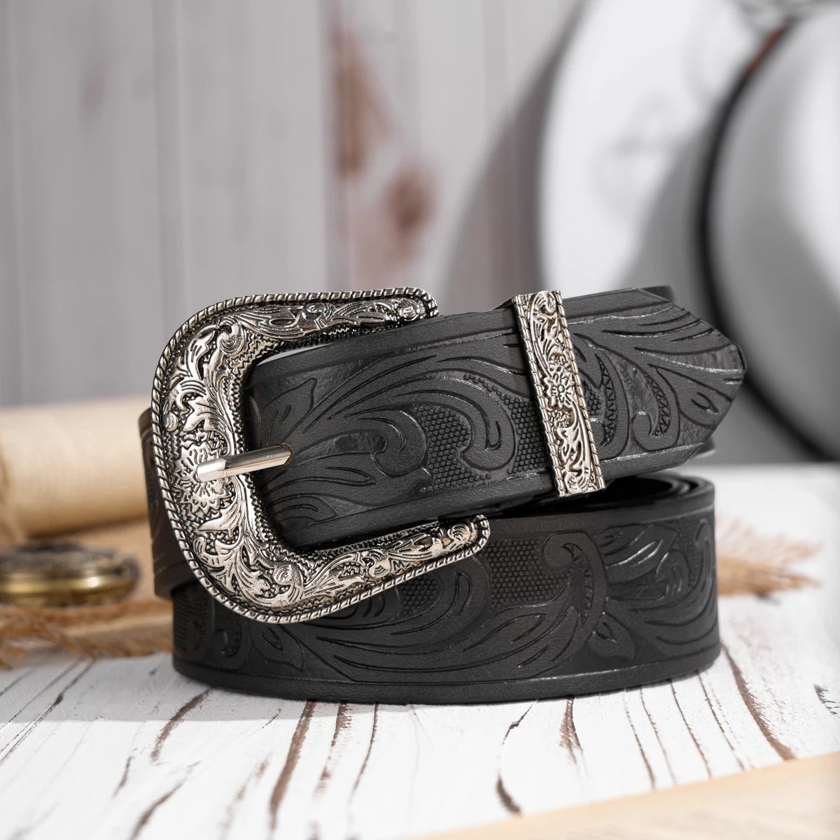 A casual, individual and retro belt, Western-style clothing accessory, metal buckle, PU belt, suitable for both men and women
