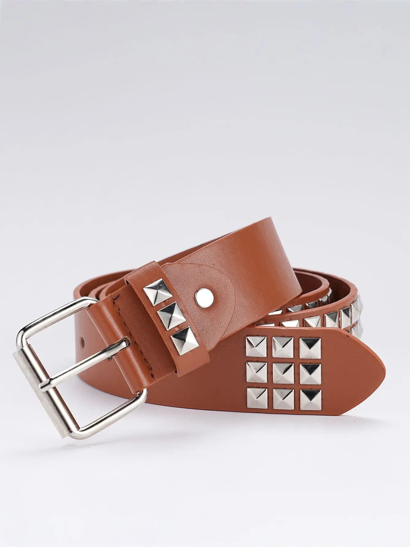 2023 Mens and Womens Leather Belts Vintage Punk Pyramid Rivet Belts Ladies Luxury Street Designs Black Belts Jeans For Women
