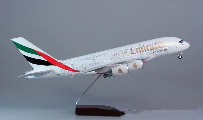 ديكور 45 سم مقياس 1/160 نموذج مصبوب لطائرة إيرباص A380 تابعة لشركة طيران الإمارات مع ضوء وعجلات مجموعة ألعاب طيران