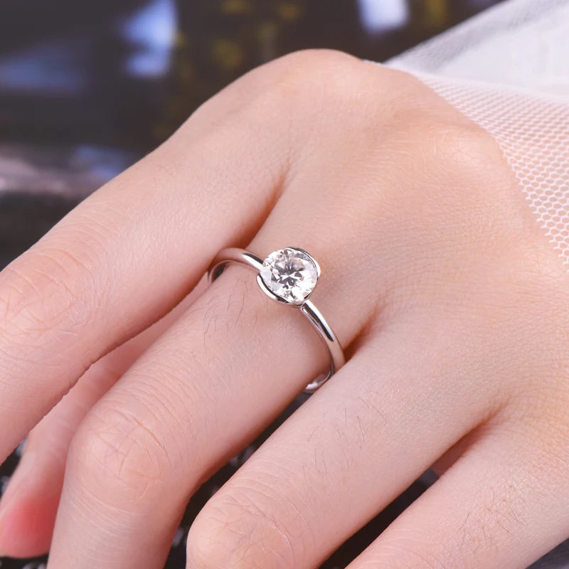 Lnngy 6.5MM 1CT Half Bezel Moissanite Ring for Women Exquisite 925 Sterling Silver Solitaire Engagement Rings Jewelry Gift