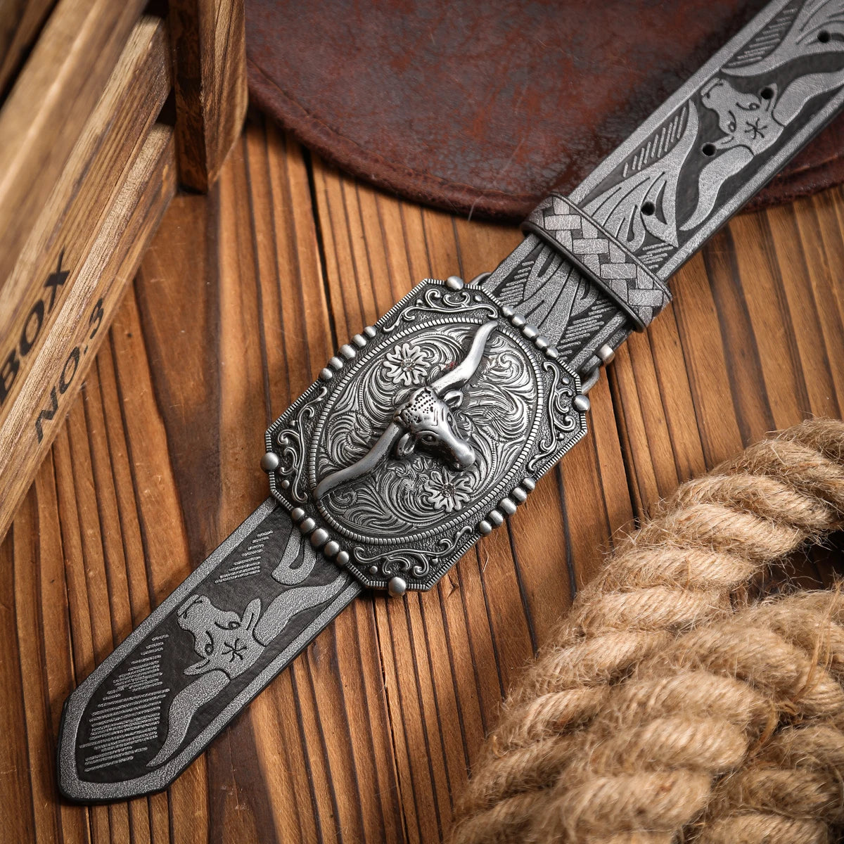 A Western-style PU leather belt for both men and women, a classic and casual retro belt