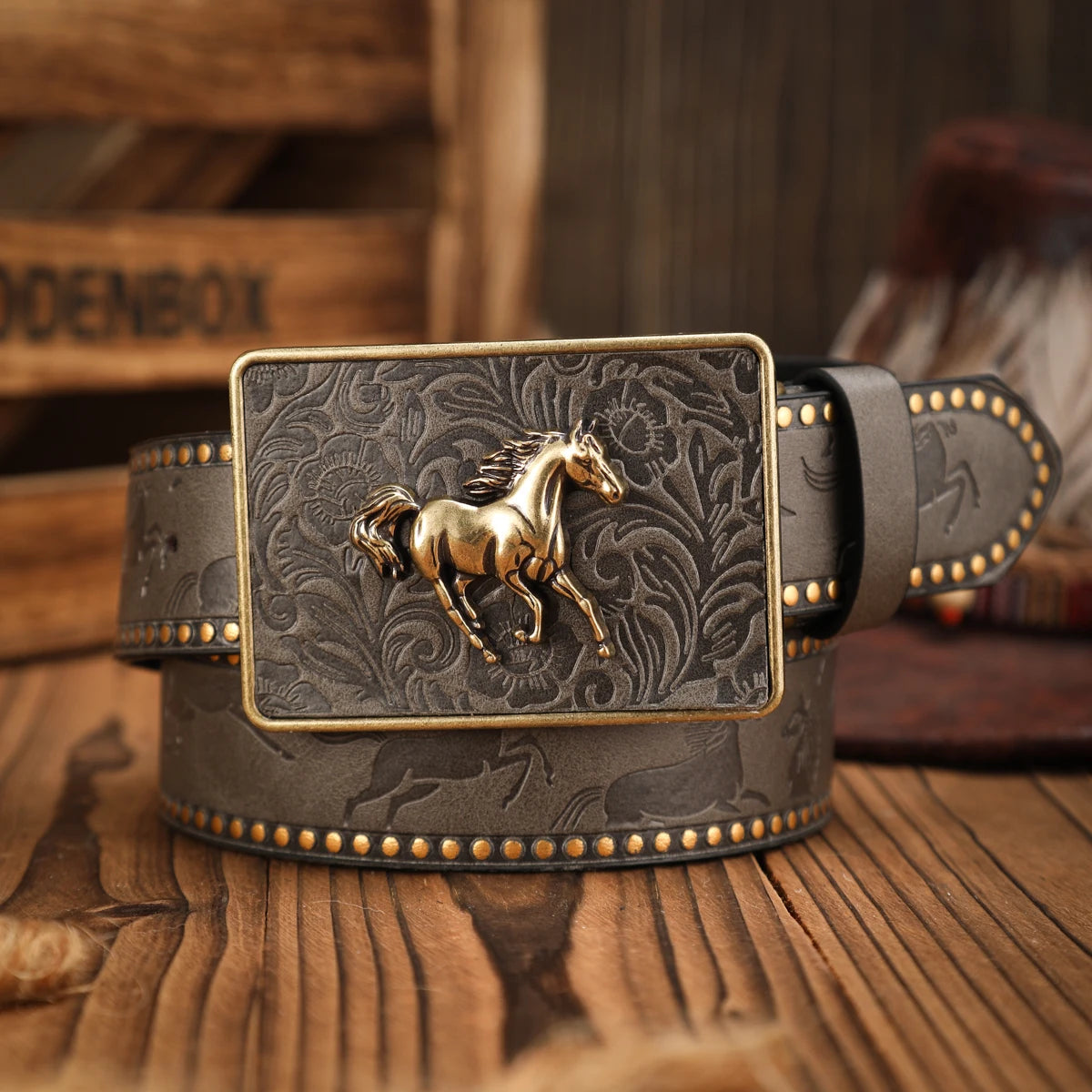 A casual, individual and retro belt, a Western-style clothing accessory, metal buckle, PU belt, suitable for both men and women
