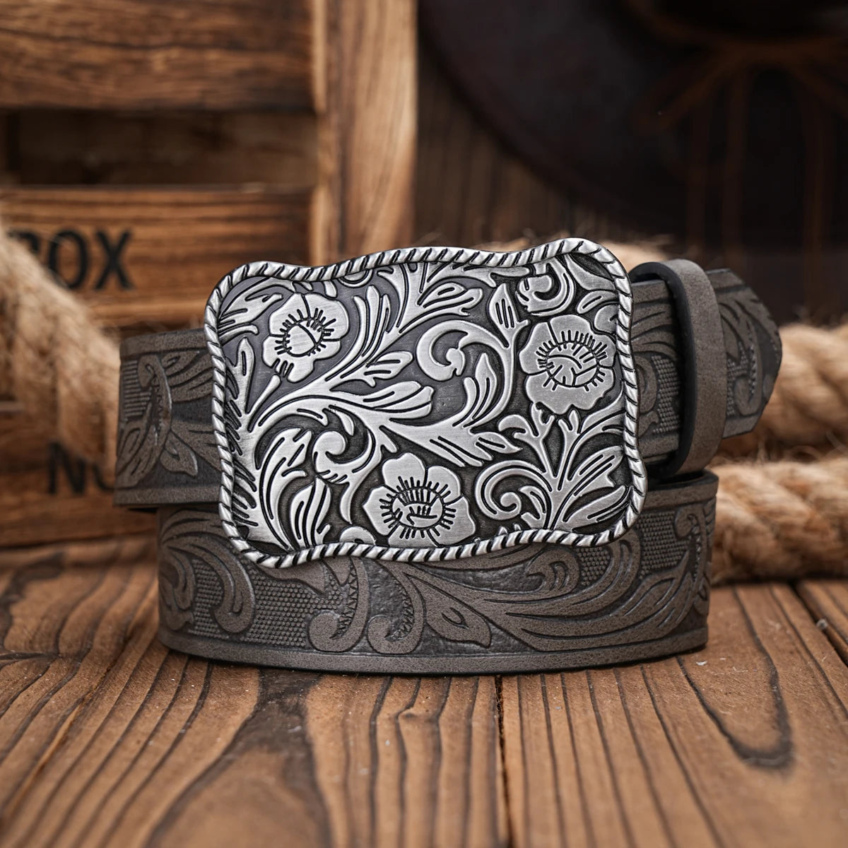 A casual, individual and retro belt, Western-style clothing accessory, metal buckle, PU belt, suitable for both men and women