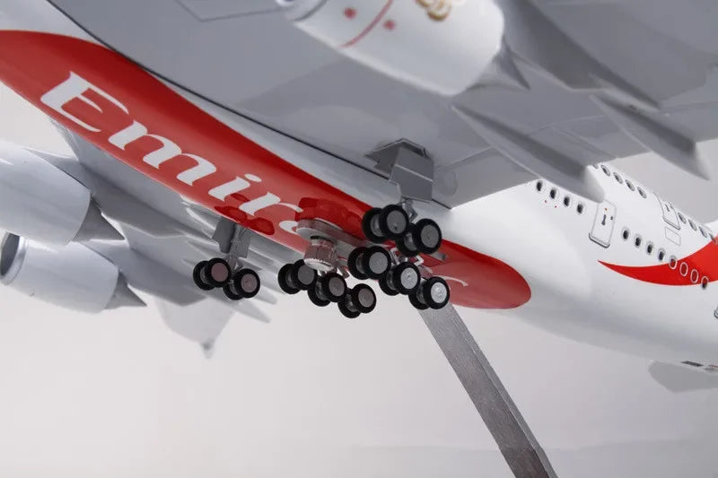 ديكور 45 سم مقياس 1/160 نموذج مصبوب لطائرة إيرباص A380 تابعة لشركة طيران الإمارات مع ضوء وعجلات مجموعة ألعاب طيران