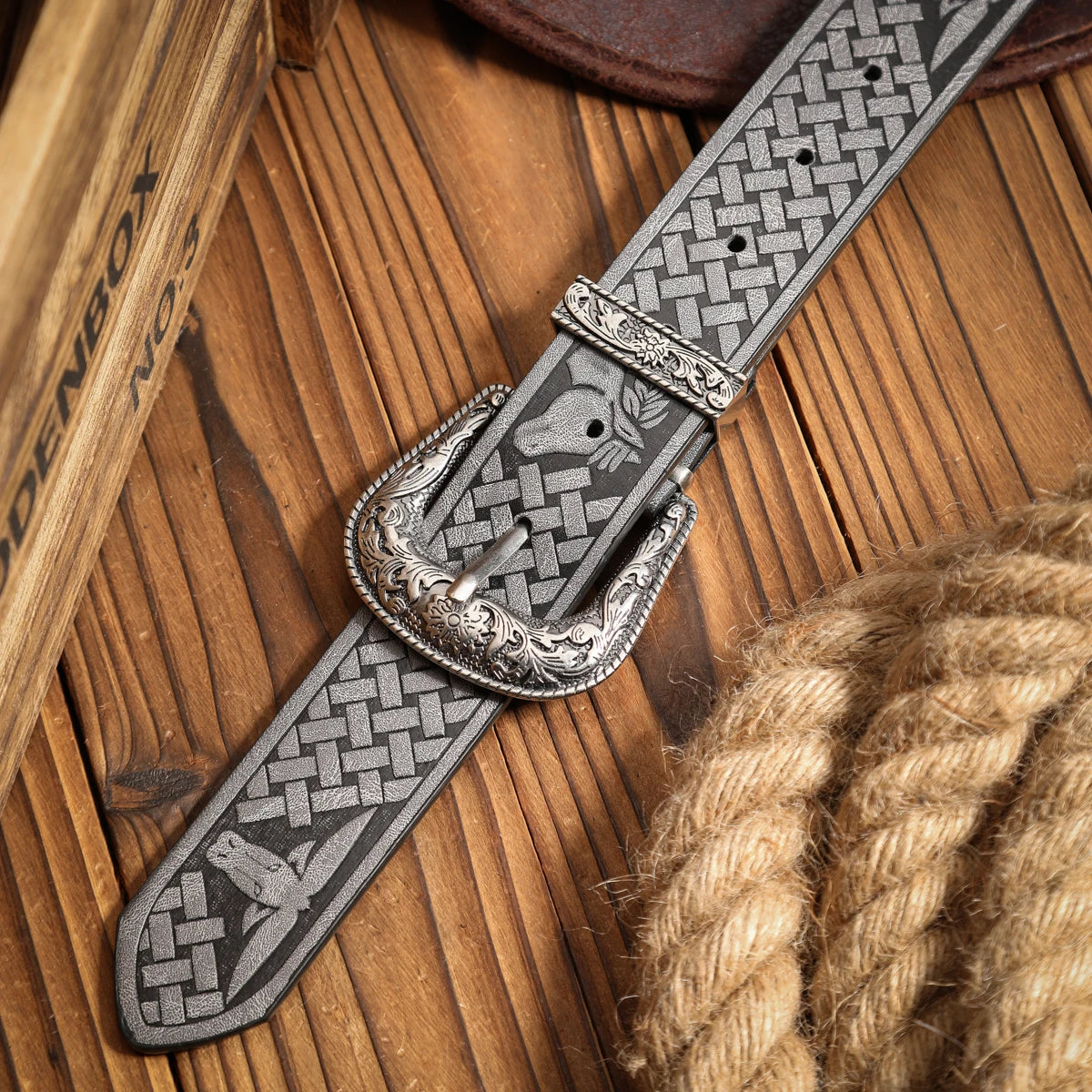 A casual, individual and retro belt, a Western-style clothing accessory, metal buckle, PU belt, suitable for both men and women