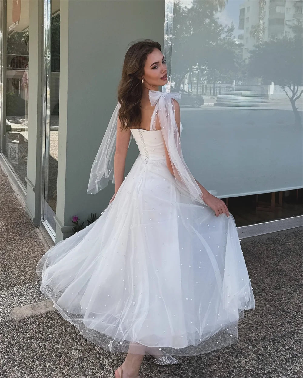 فساتين سهرة بيضاء مُخصصة من Mila Bow Straps بدون أكمام وأربطة لحفلات التخرج 2025 من التول بطول متوسط لحفلات الزفاف الرسمية