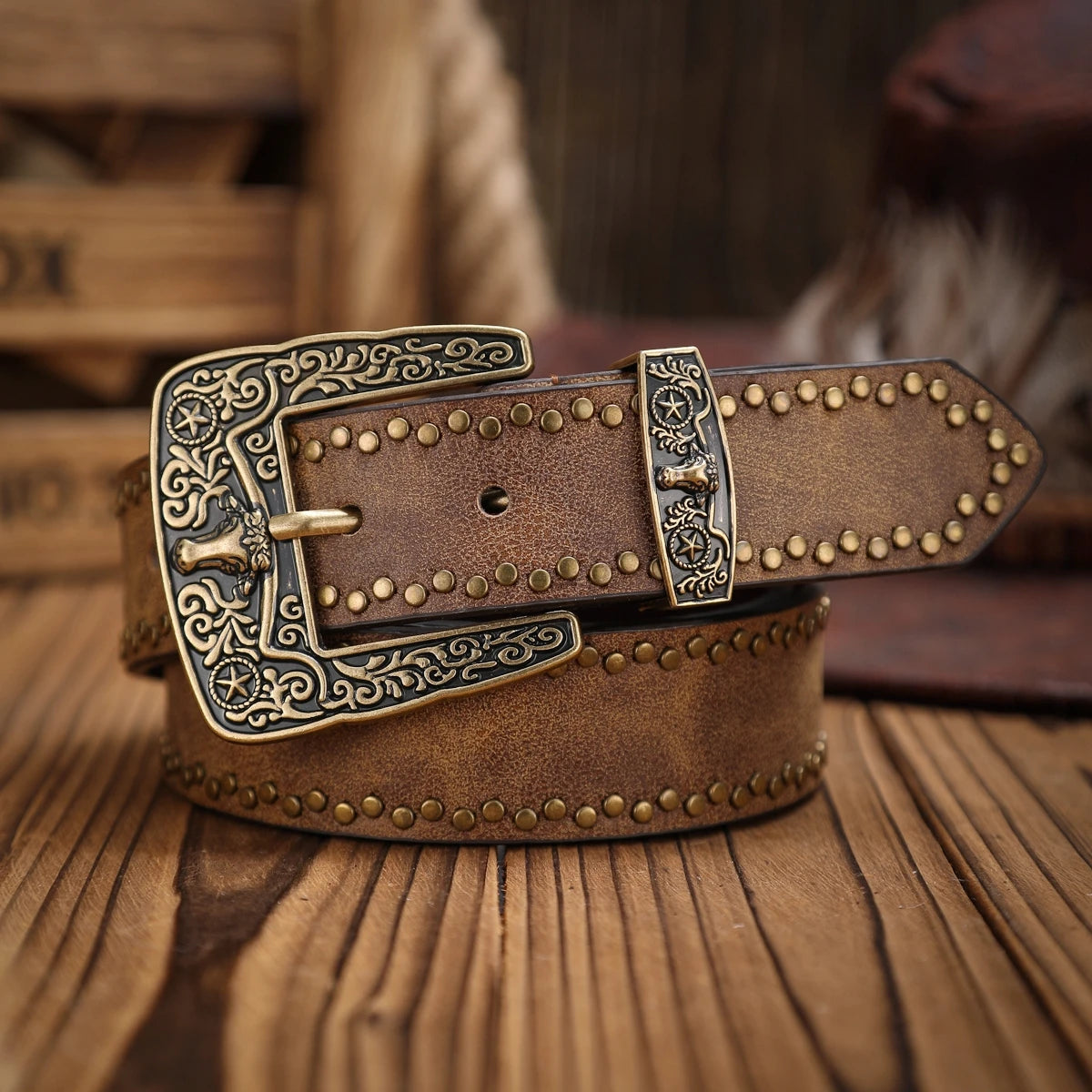 A Western-style PU leather belt for both men and women, a classic and casual retro belt