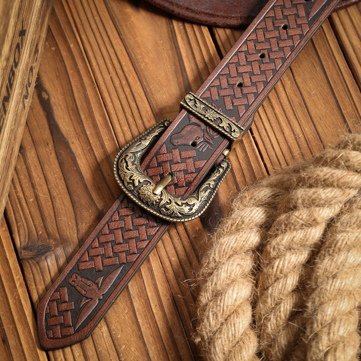 A casual, individual and retro belt, a Western-style clothing accessory, metal buckle, PU belt, suitable for both men and women