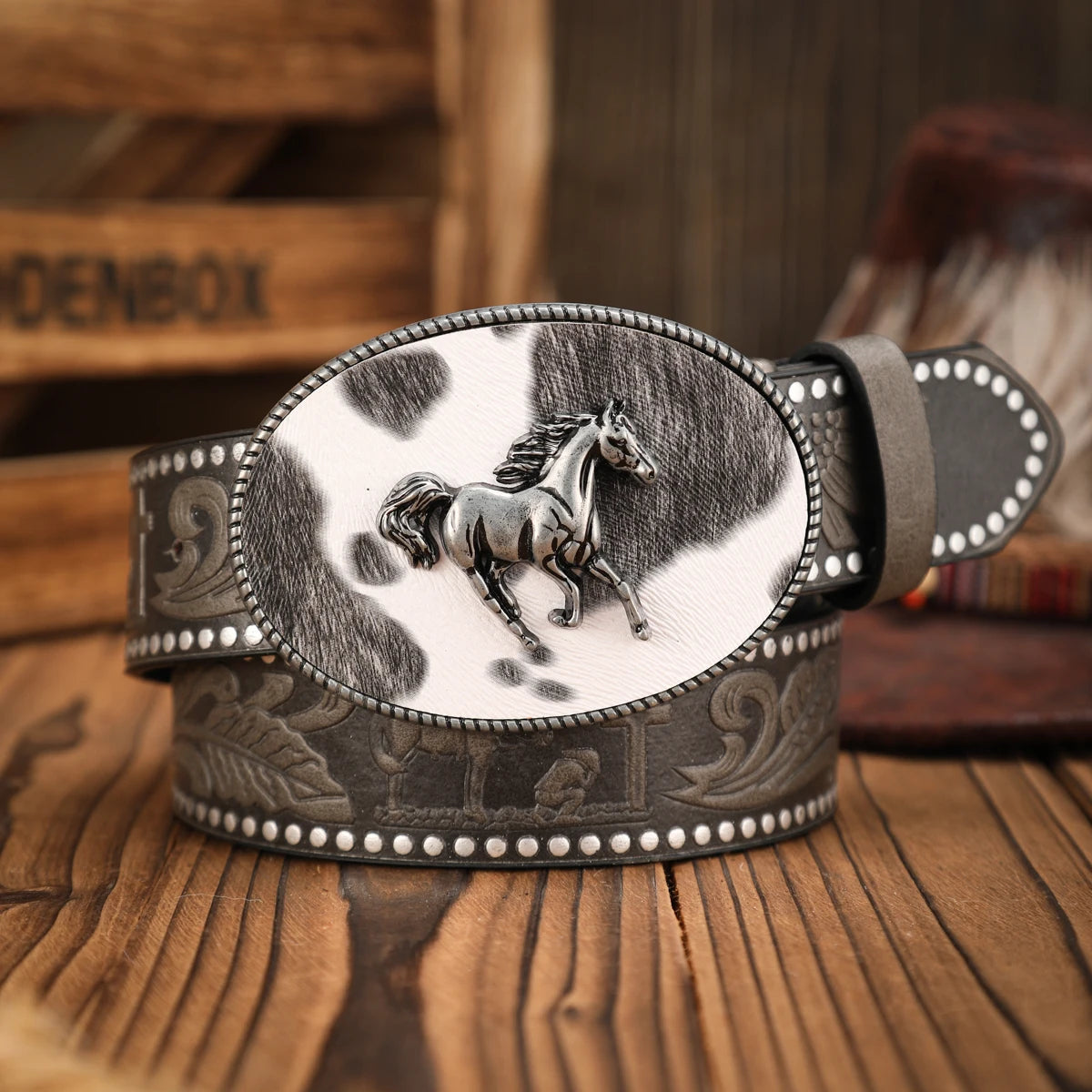 A casual, individual and retro belt, a Western-style clothing accessory, metal buckle, PU belt, suitable for both men and women