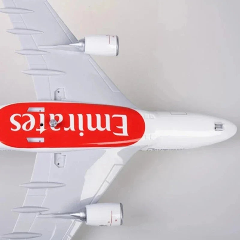 ديكور 45 سم مقياس 1/160 نموذج مصبوب لطائرة إيرباص A380 تابعة لشركة طيران الإمارات مع ضوء وعجلات مجموعة ألعاب طيران