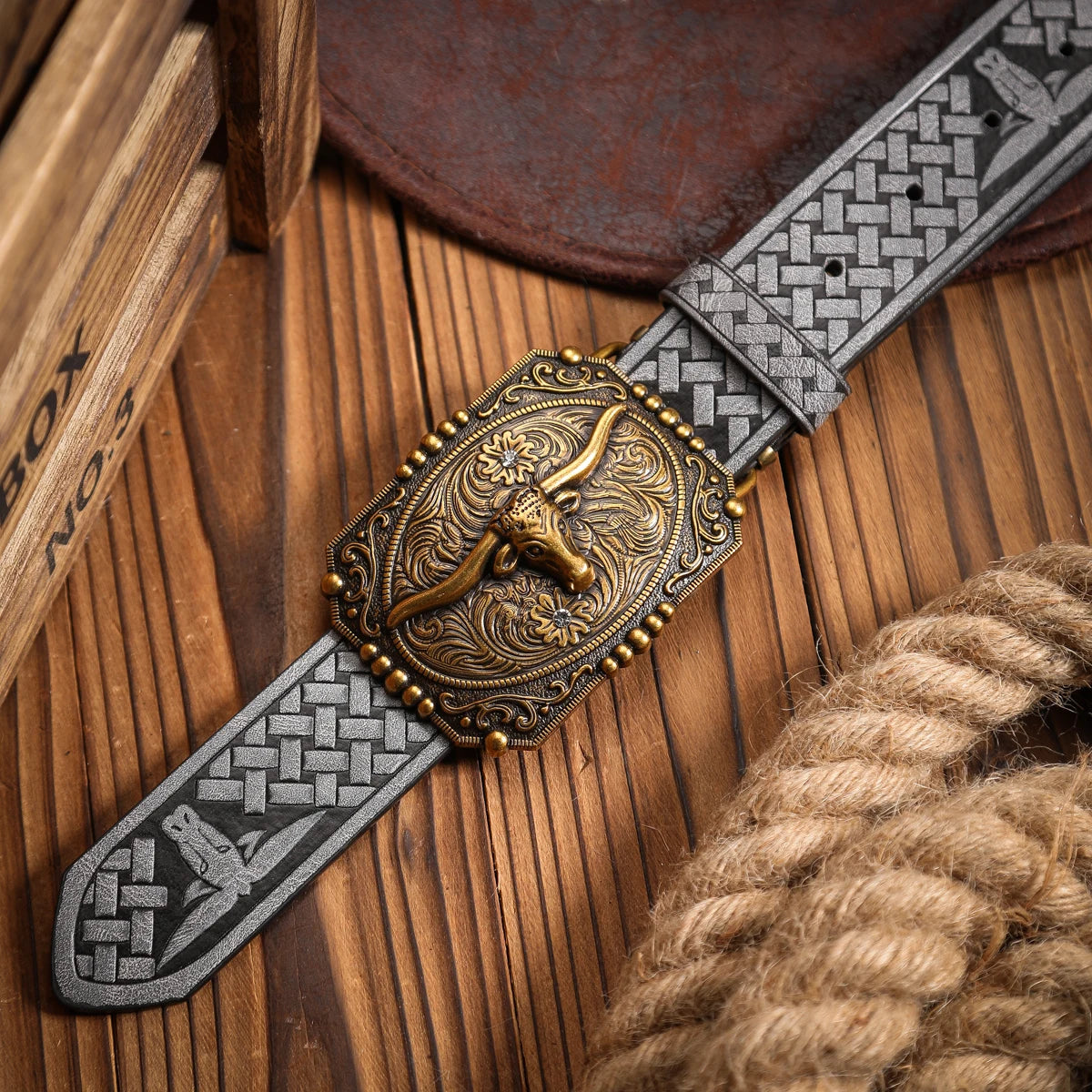 A Western-style PU leather belt for both men and women, a classic and casual retro belt