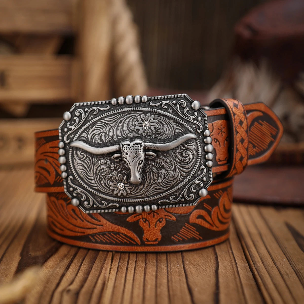 A Western-style PU leather belt for both men and women, a classic and casual retro belt