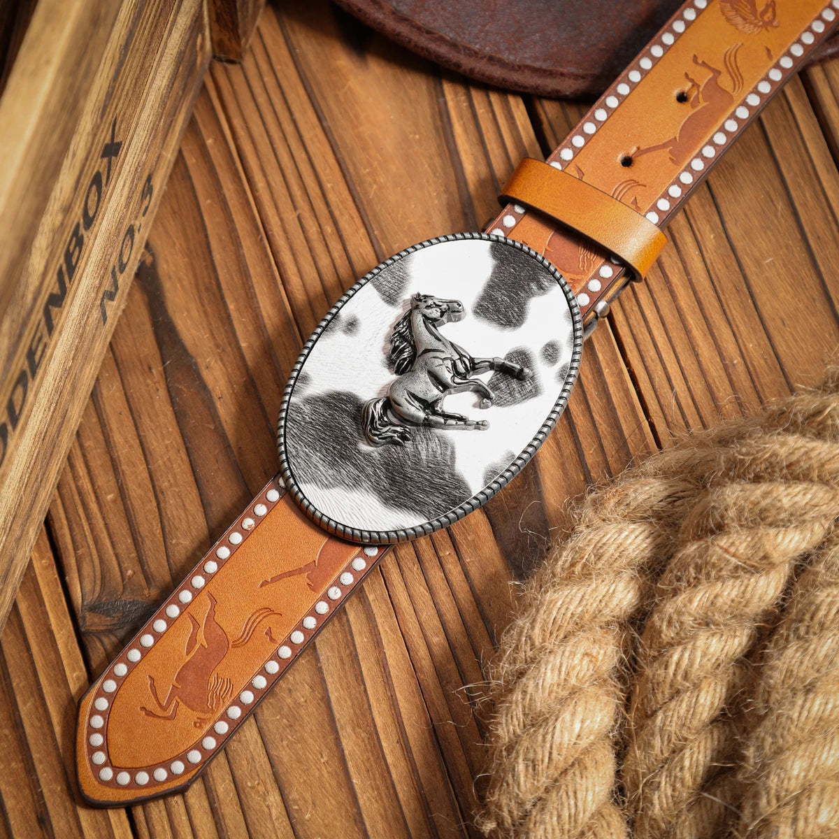 A casual, individual and retro belt, a Western-style clothing accessory, metal buckle, PU belt, suitable for both men and women