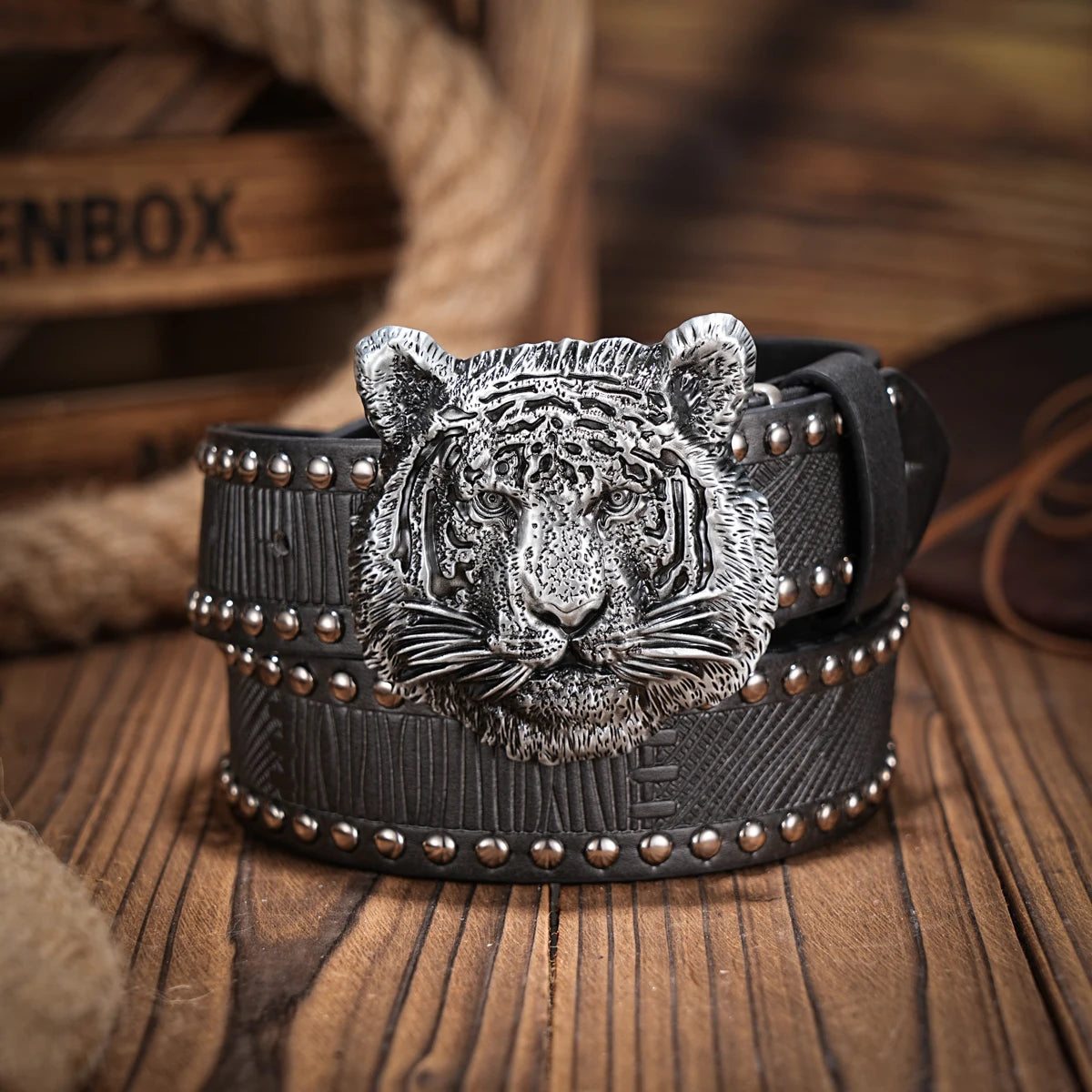 A casual, individual and retro belt, Western-style clothing accessory, metal buckle, PU belt, suitable for both men and women