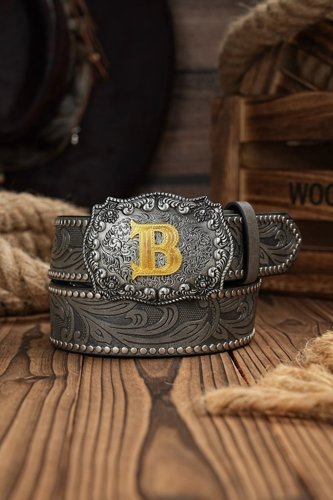 A casual, individual and retro belt, Western-style clothing accessory, metal buckle, PU belt, suitable for both men and women