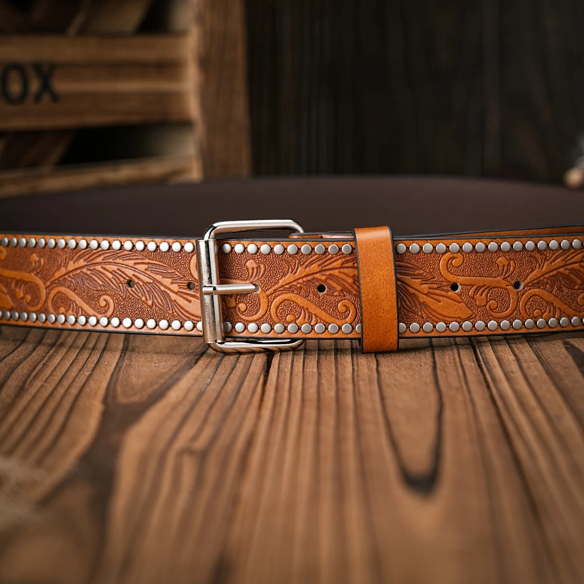 A men's and women's retro metal buckle casual style riveted brown PU belt suitable for daily business attendance four seasons