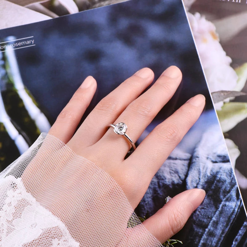 Lnngy 6.5MM 1CT Half Bezel Moissanite Ring for Women Exquisite 925 Sterling Silver Solitaire Engagement Rings Jewelry Gift