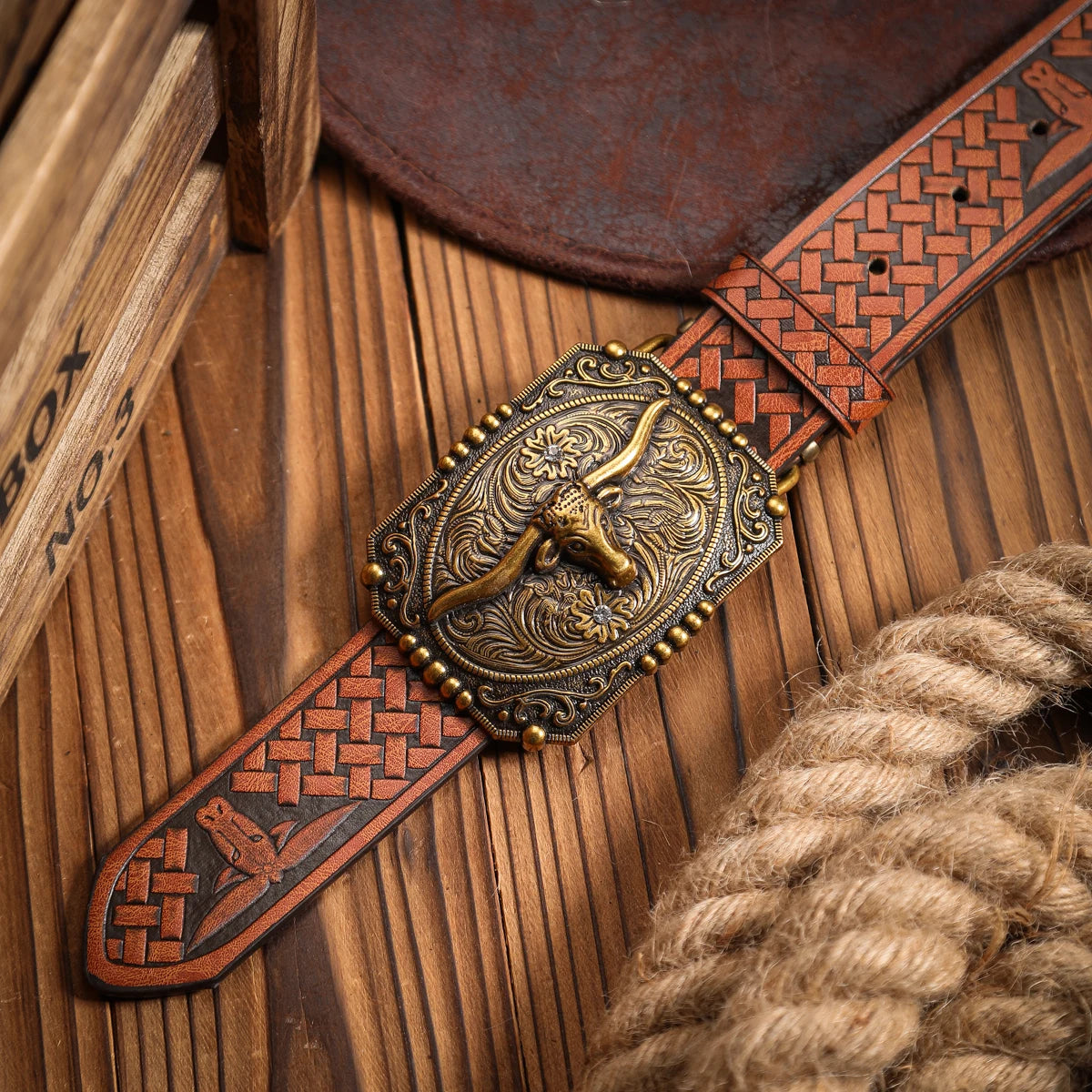 A Western-style PU leather belt for both men and women, a classic and casual retro belt