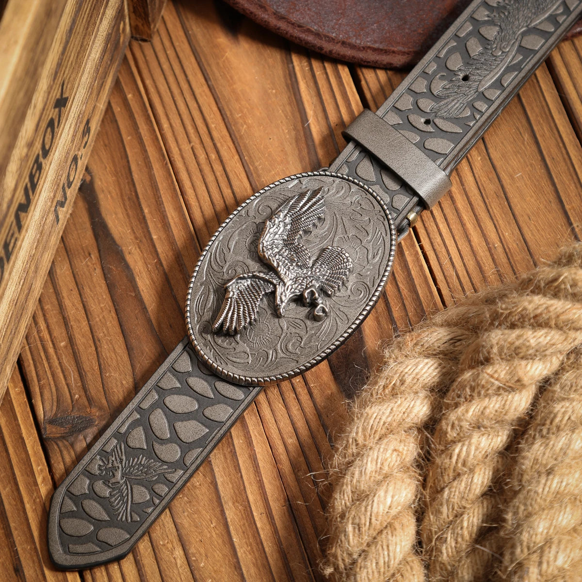 A casual, individual and retro belt, a Western-style clothing accessory, metal buckle, PU belt, suitable for both men and women