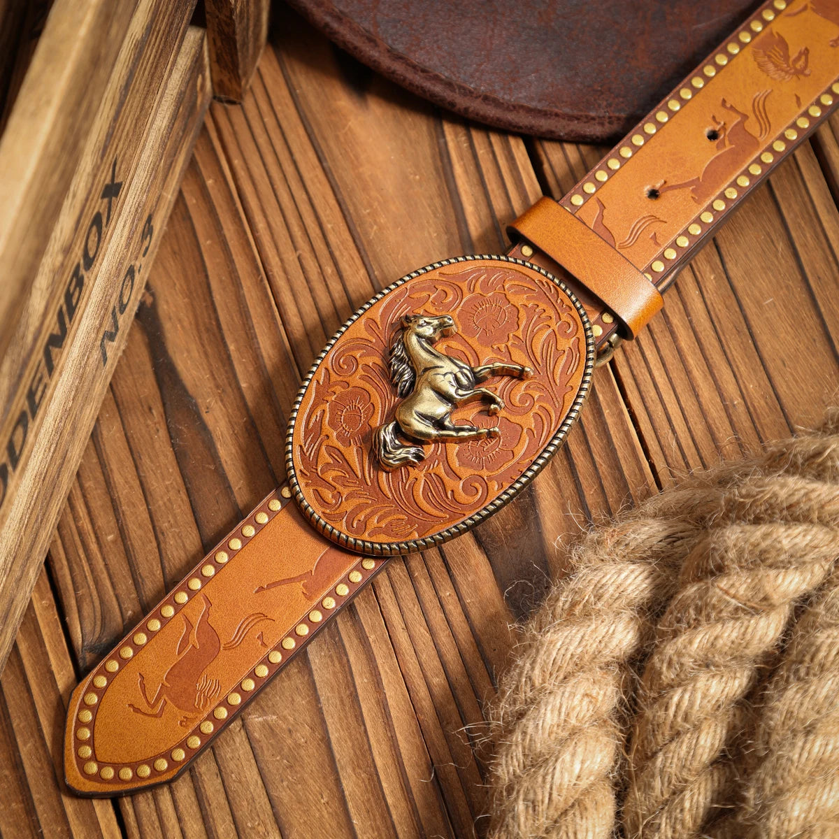 A casual, individual and retro belt, a Western-style clothing accessory, metal buckle, PU belt, suitable for both men and women