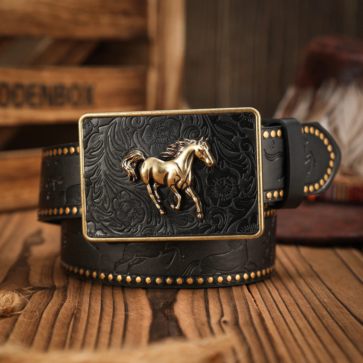 A casual, individual and retro belt, a Western-style clothing accessory, metal buckle, PU belt, suitable for both men and women