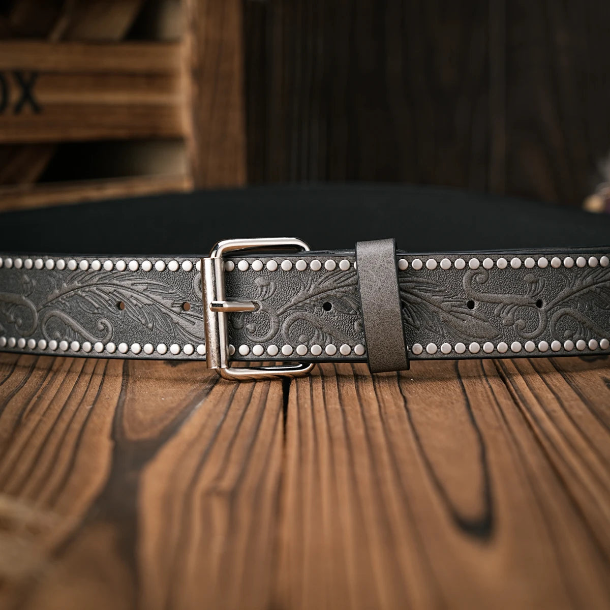 A men's and women's retro metal buckle casual style riveted brown PU belt suitable for daily business attendance four seasons