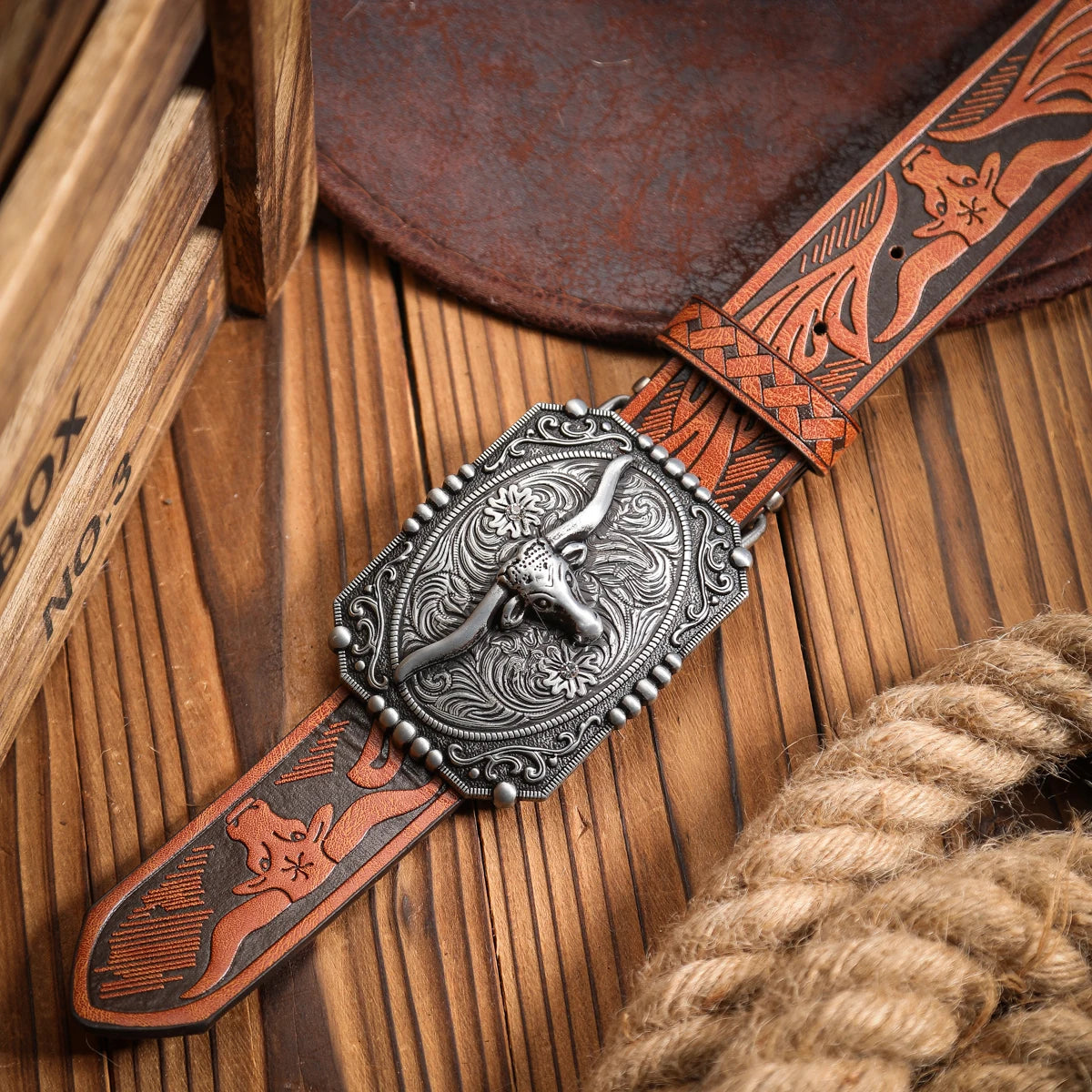 A Western-style PU leather belt for both men and women, a classic and casual retro belt