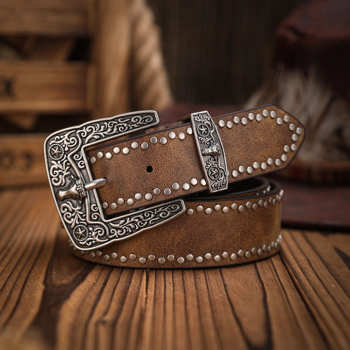 A Western-style PU leather belt for both men and women, a classic and casual retro belt