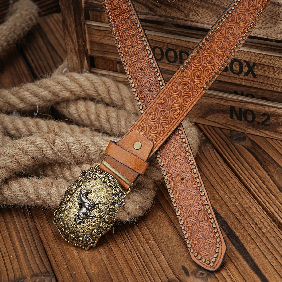 A men's and women's casual retro belt Western style! PU leather belt with metal buckle suitable for daily work wear