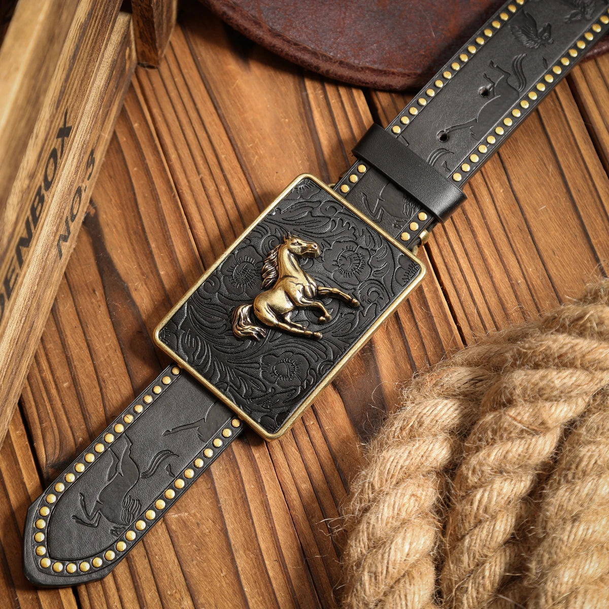 A casual, individual and retro belt, a Western-style clothing accessory, metal buckle, PU belt, suitable for both men and women