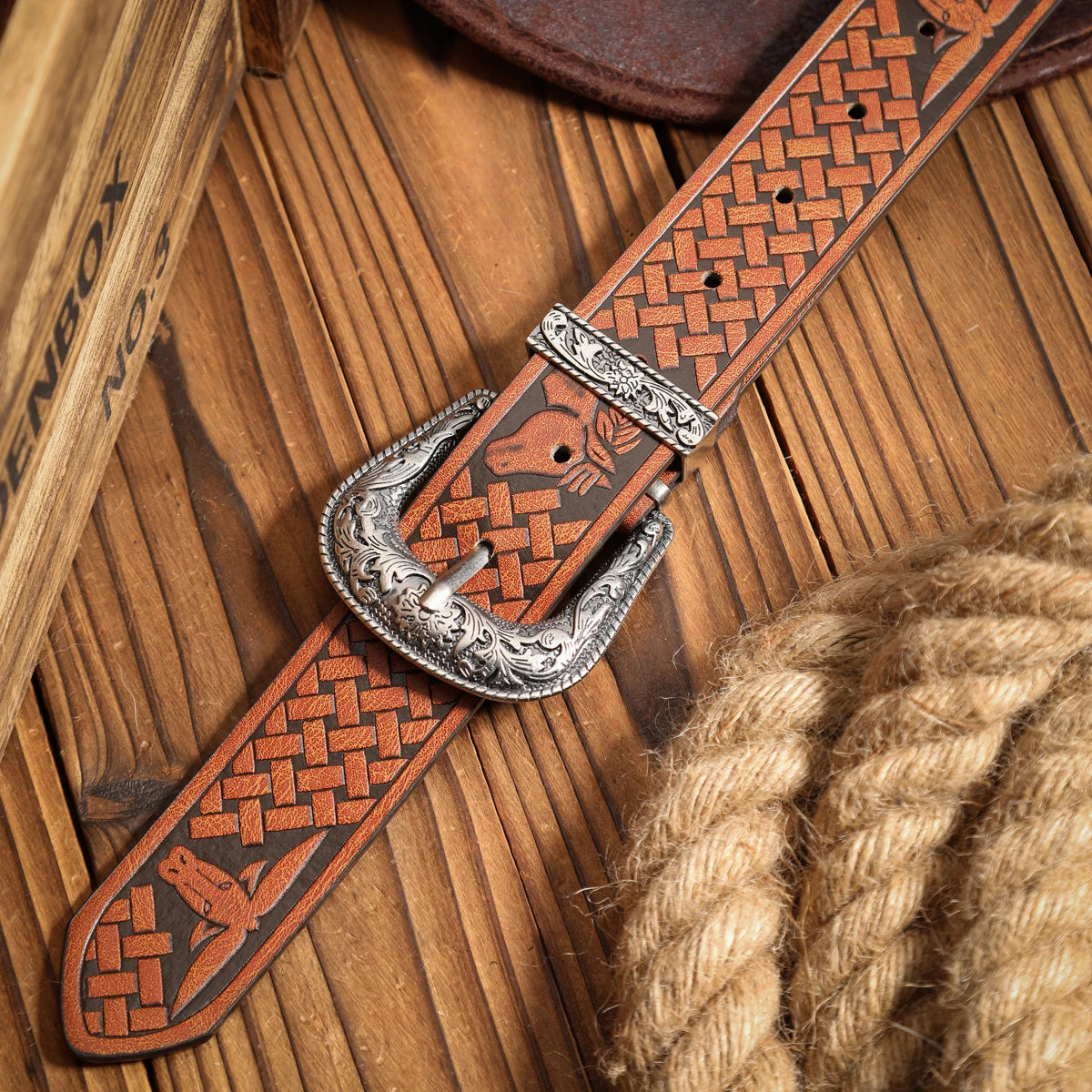 A casual, individual and retro belt, a Western-style clothing accessory, metal buckle, PU belt, suitable for both men and women