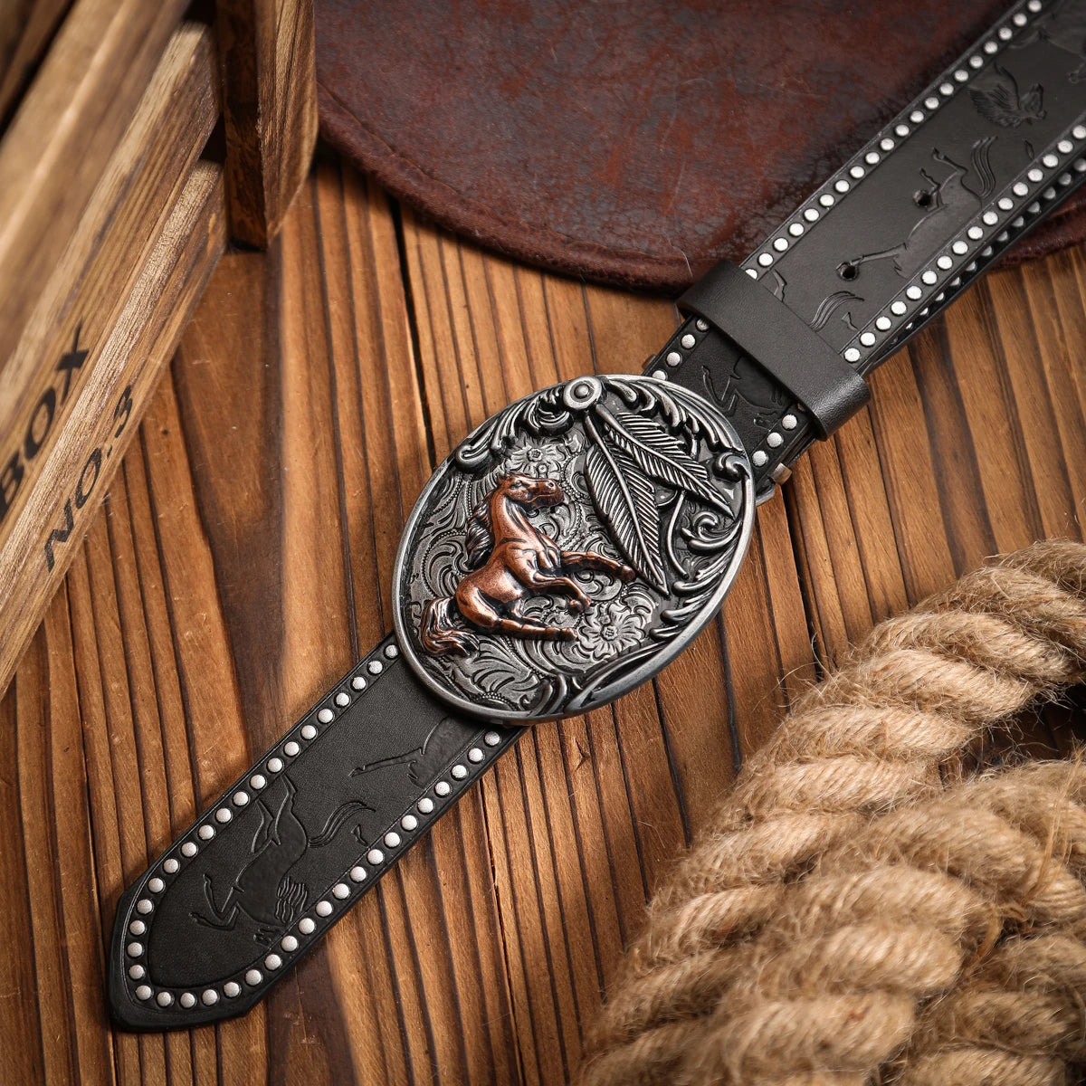 A Western-style PU leather belt for both men and women, a classic and casual retro belt