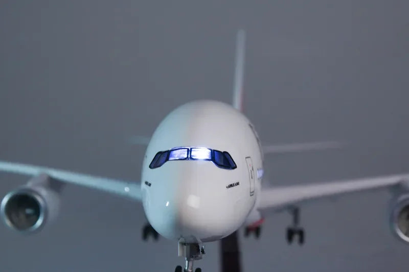 ديكور 45 سم مقياس 1/160 نموذج مصبوب لطائرة إيرباص A380 تابعة لشركة طيران الإمارات مع ضوء وعجلات مجموعة ألعاب طيران