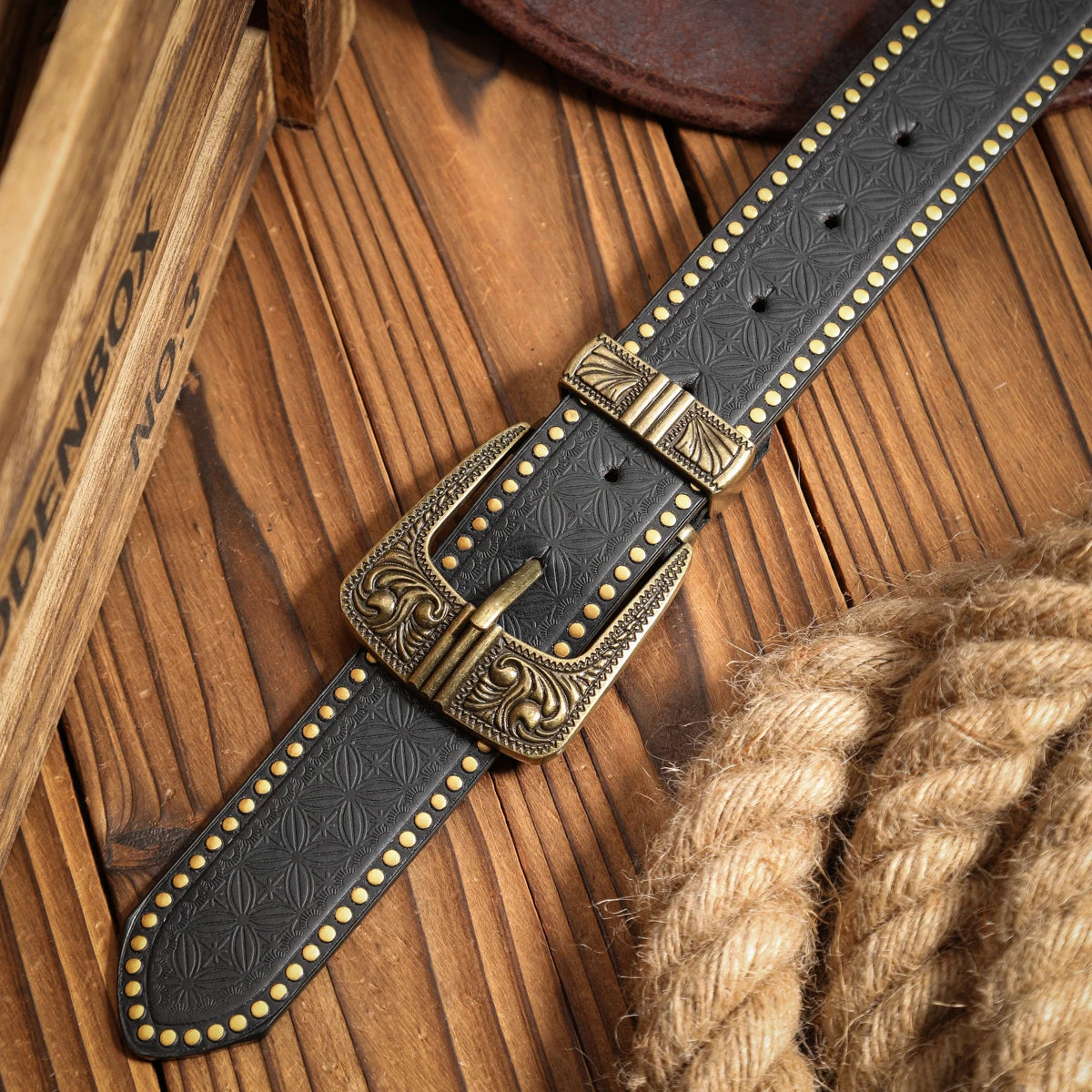 A casual, individual and retro belt, a Western-style clothing accessory, metal buckle, PU belt, suitable for both men and women