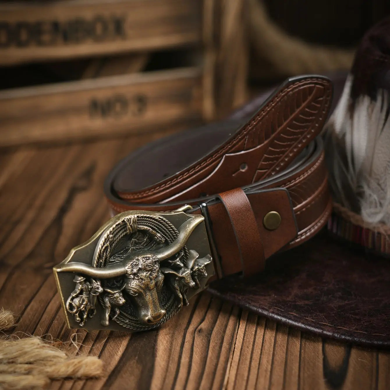 A men's and women's casual retro belt Western style! PU leather belt with metal buckle, suitable for daily work wear