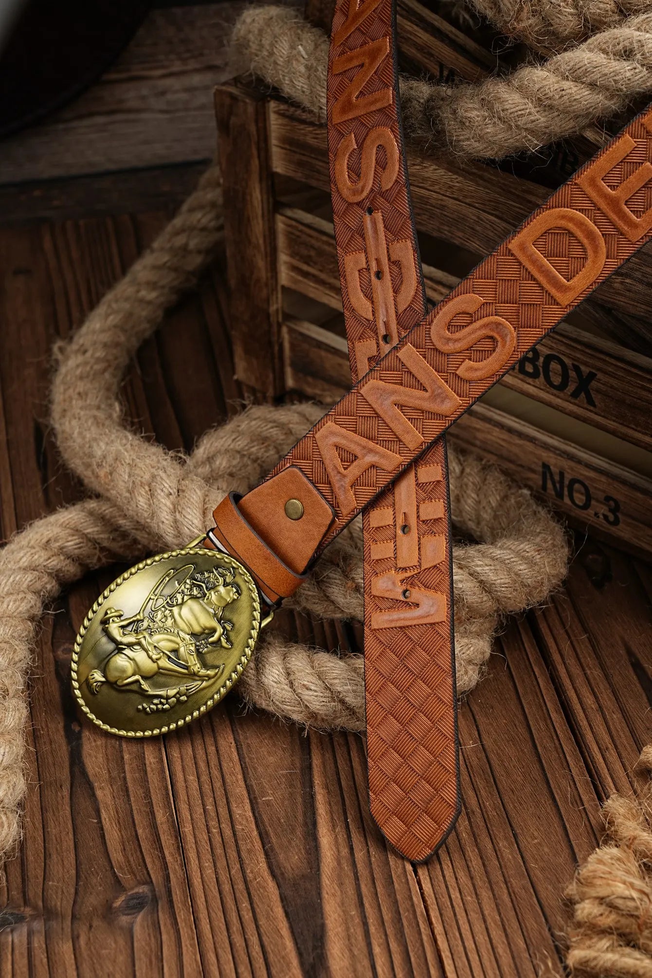 A men's and women's casual retro belt Western style! PU leather belt with metal buckle, suitable for daily work wear