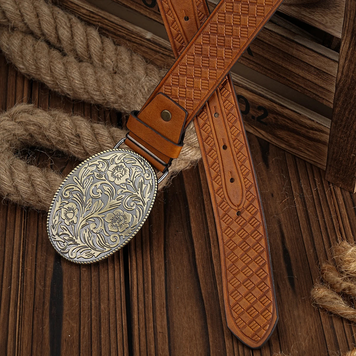 A men's and women's casual retro belt Western style! PU leather belt with metal buckle, suitable for daily work wear