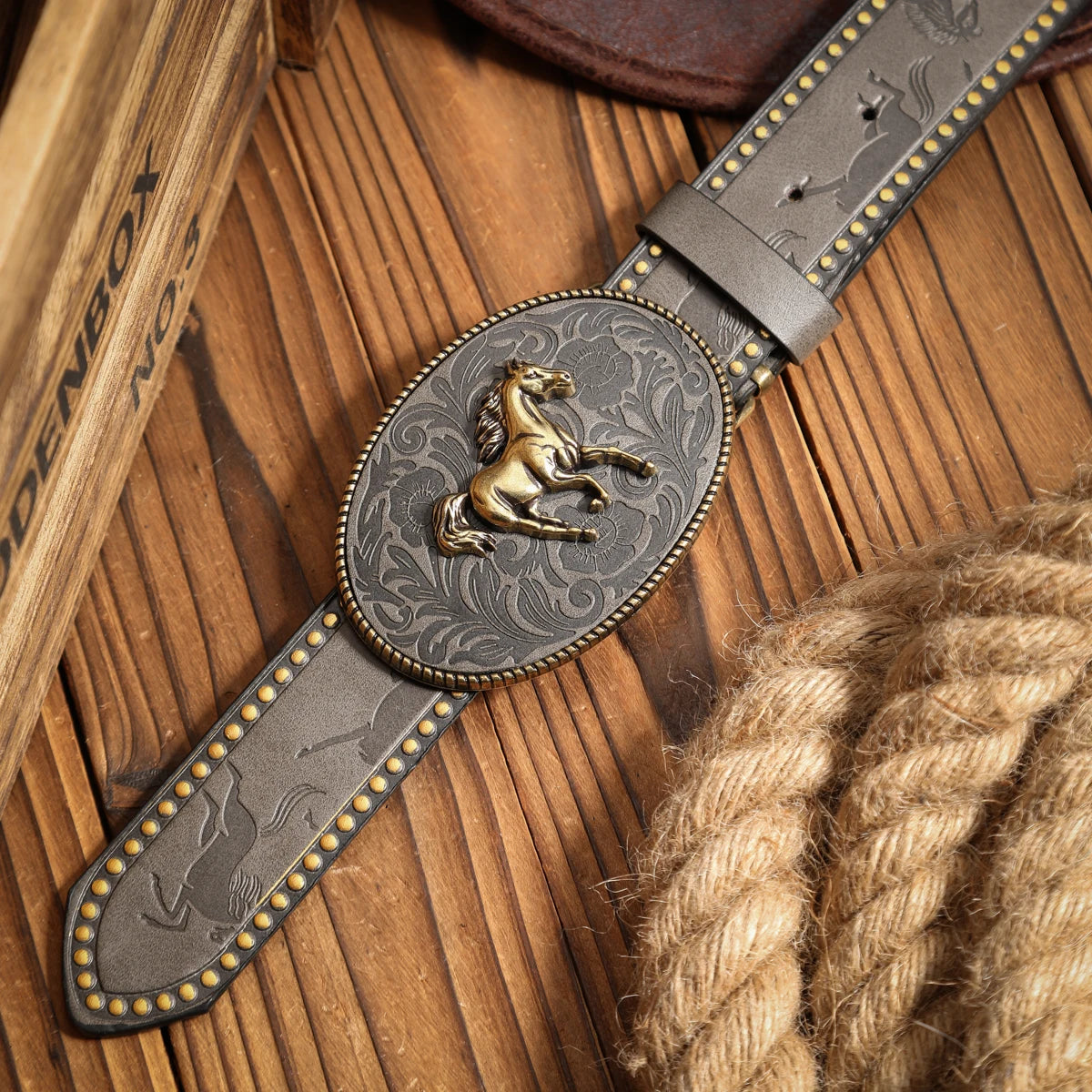 A casual, individual and retro belt, a Western-style clothing accessory, metal buckle, PU belt, suitable for both men and women