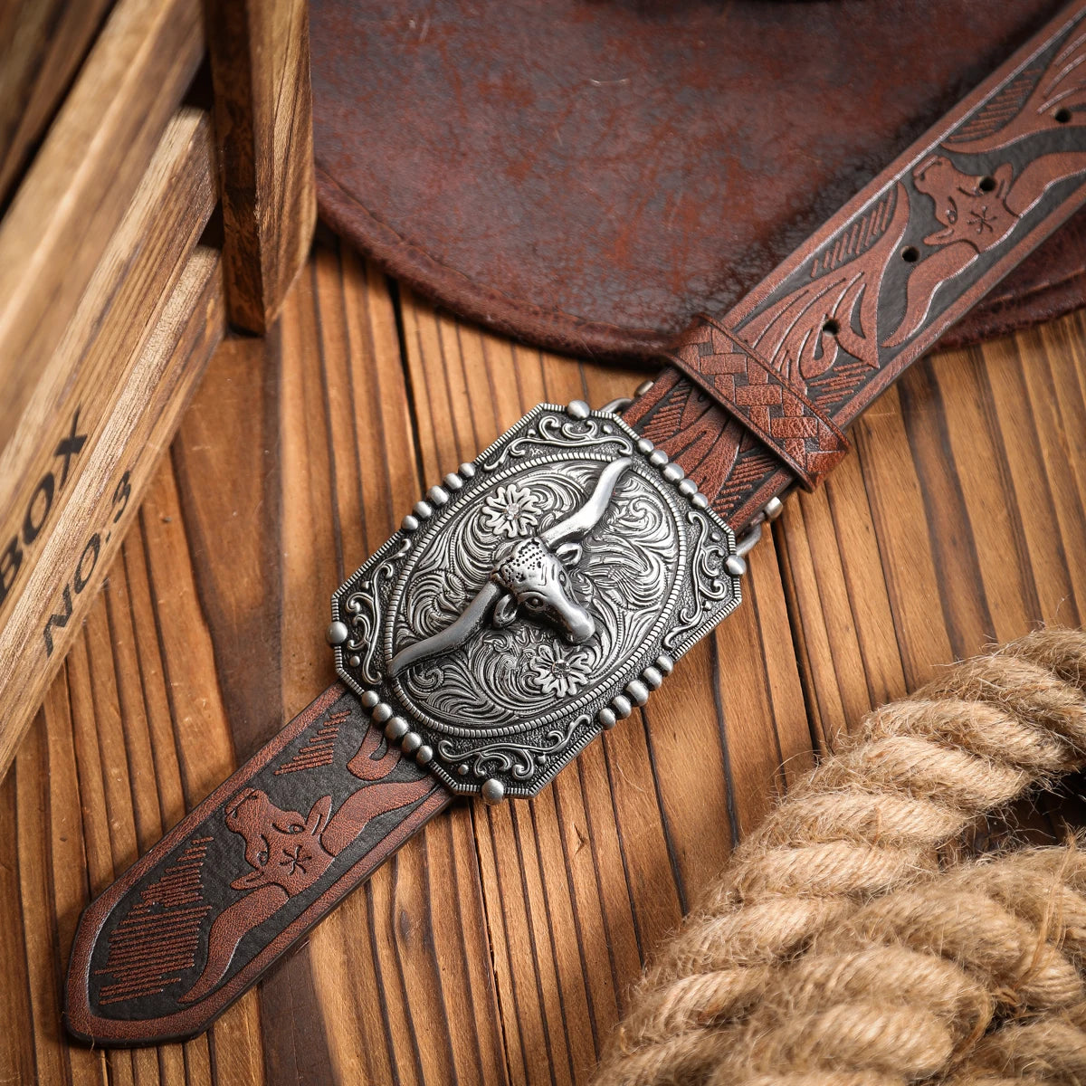 A Western-style PU leather belt for both men and women, a classic and casual retro belt