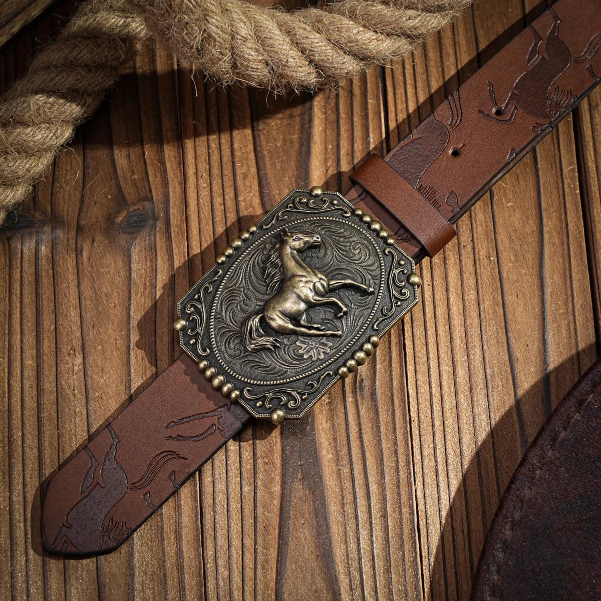 A casual, individual and retro belt, Western-style clothing accessory, metal buckle, PU belt, suitable for both men and women