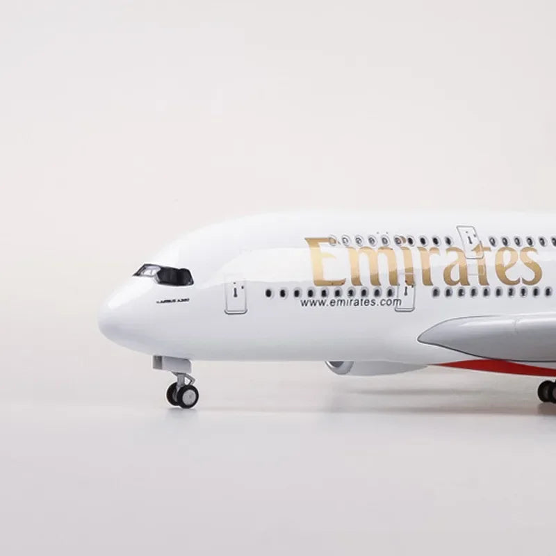 ديكور 45 سم مقياس 1/160 نموذج مصبوب لطائرة إيرباص A380 تابعة لشركة طيران الإمارات مع ضوء وعجلات مجموعة ألعاب طيران
