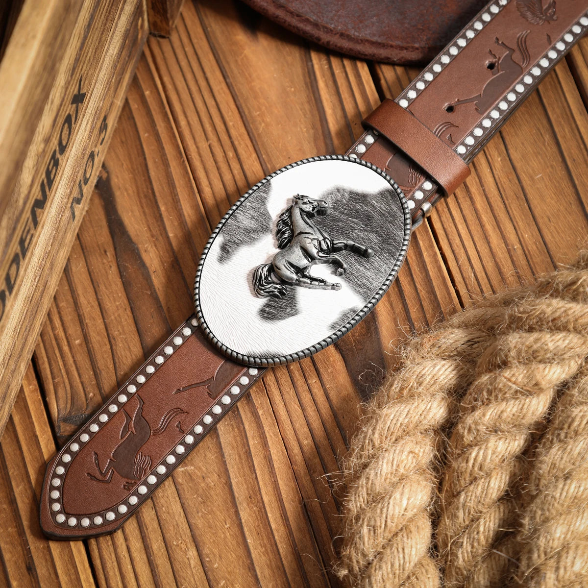 A casual, individual and retro belt, a Western-style clothing accessory, metal buckle, PU belt, suitable for both men and women