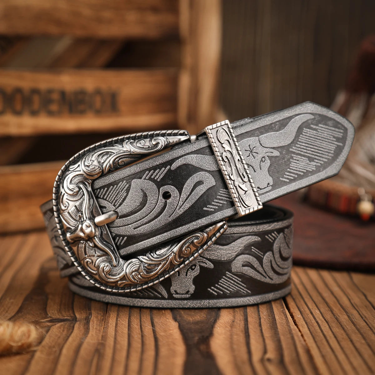 A casual, individual and retro belt, a Western-style clothing accessory, metal buckle, PU belt, suitable for both men and women